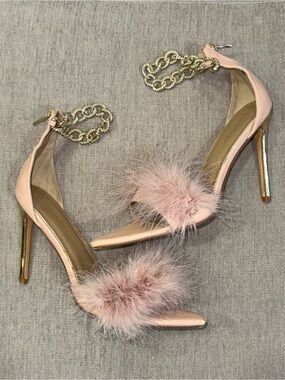 Women’s Nude Feather Pointed Heels w Gold Ankle Chain Size 9